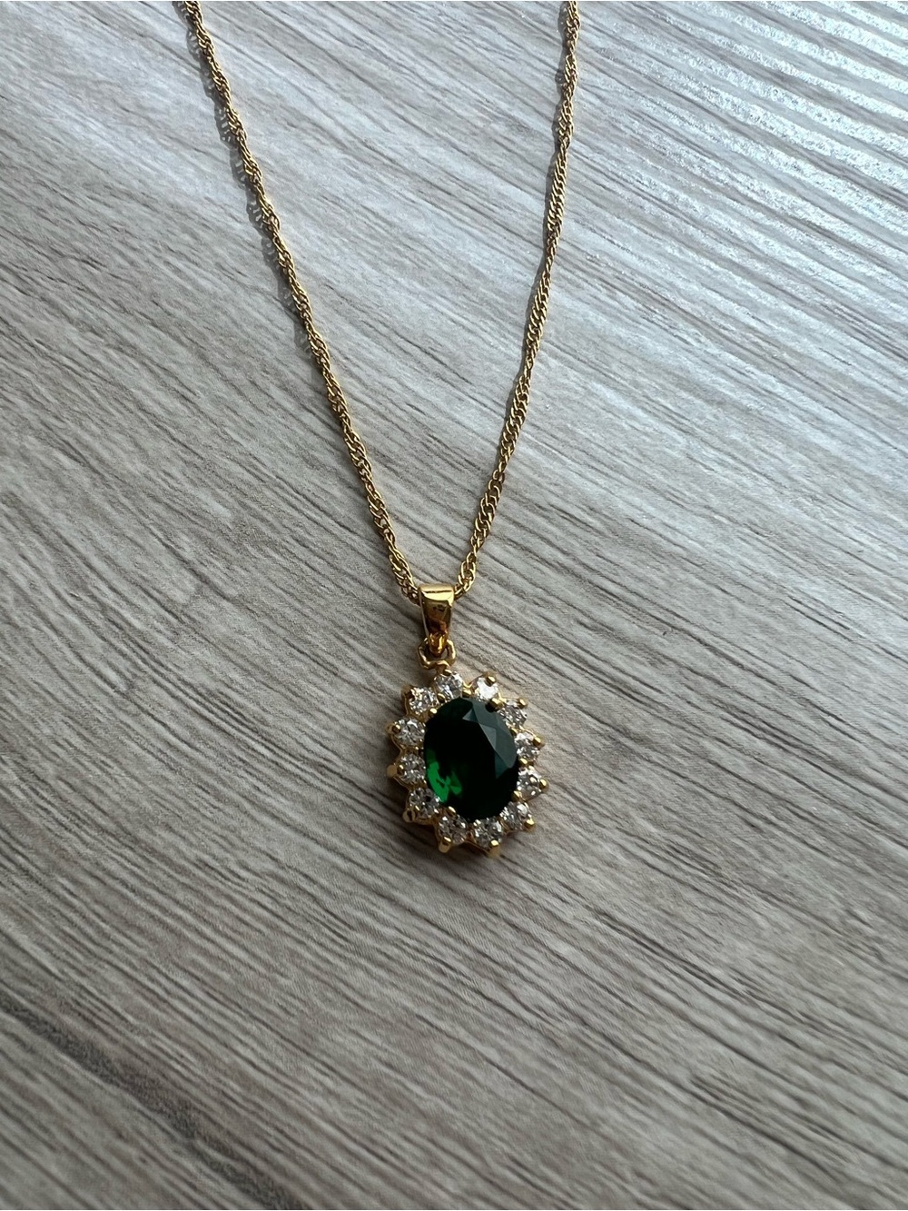 Elegant Gold-Tone Emerald Green Oval Pendant Necklace - Picture 4 of 7